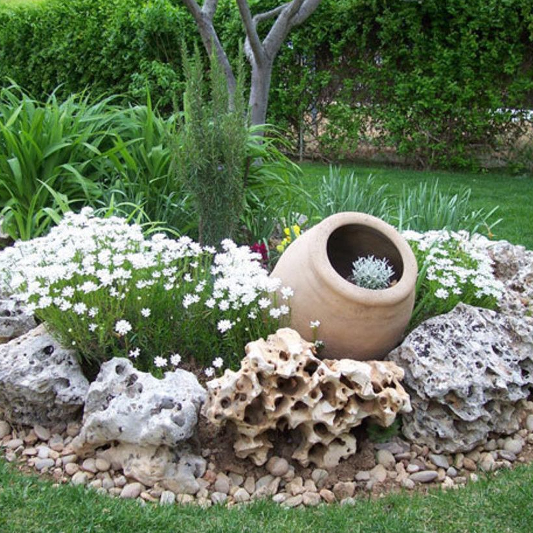 Jardín con piedra rocalla
