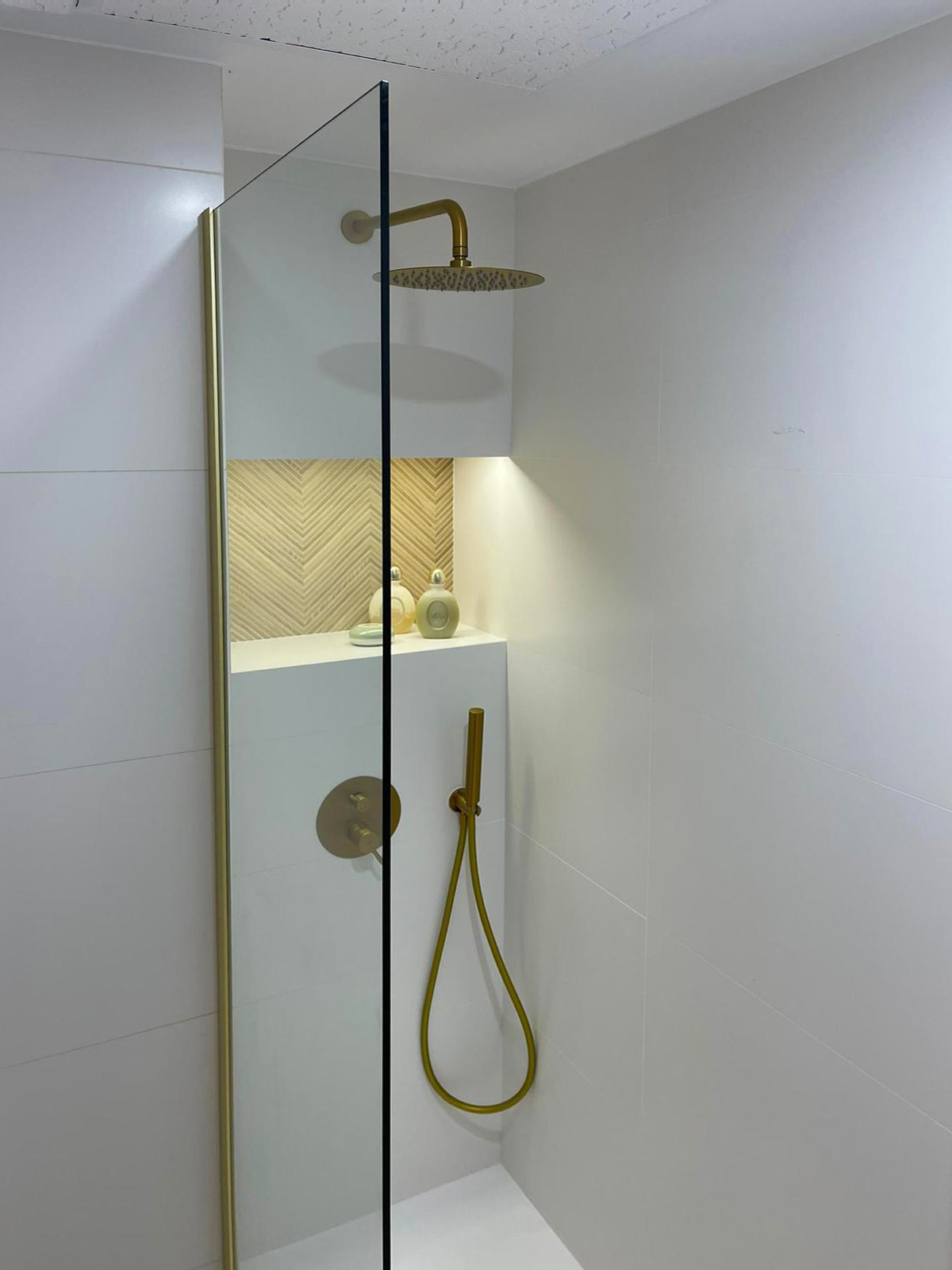 Espacio de baño creado por BRICON CÁCERES Espacio de baño creado por BRICON CÁCERES